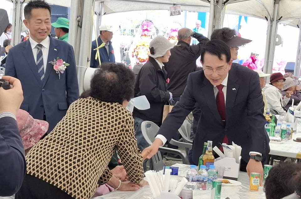 ▲ 이완섭 서산시장이 성연면에서 7일 열린 53회 어버이날 기념 경로행사에서 지역 어르신과 인사하고 있다.