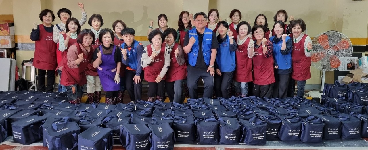 ▲ 단양군여성단체협의회와 코레일 도담역 직원들이 반찬 만들기에 참여한 모습. 사진=단양군제공