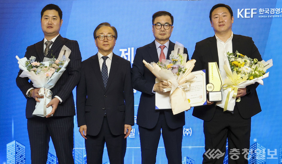 ▲ 현대엘리베이터가 '37회 한국노사협력대상' 시상식에서 대기업 부문 우수상을 수상한 뒤 기념촬영하고 있다. 사진 왼쪽부터 윤민욱 현대엘리베이터사무직노조위원장, 이동근 한국경총 상근부회장, 조재천 현대엘리베이터 대표이사, 주인수 현대엘리베이터노조위원장.