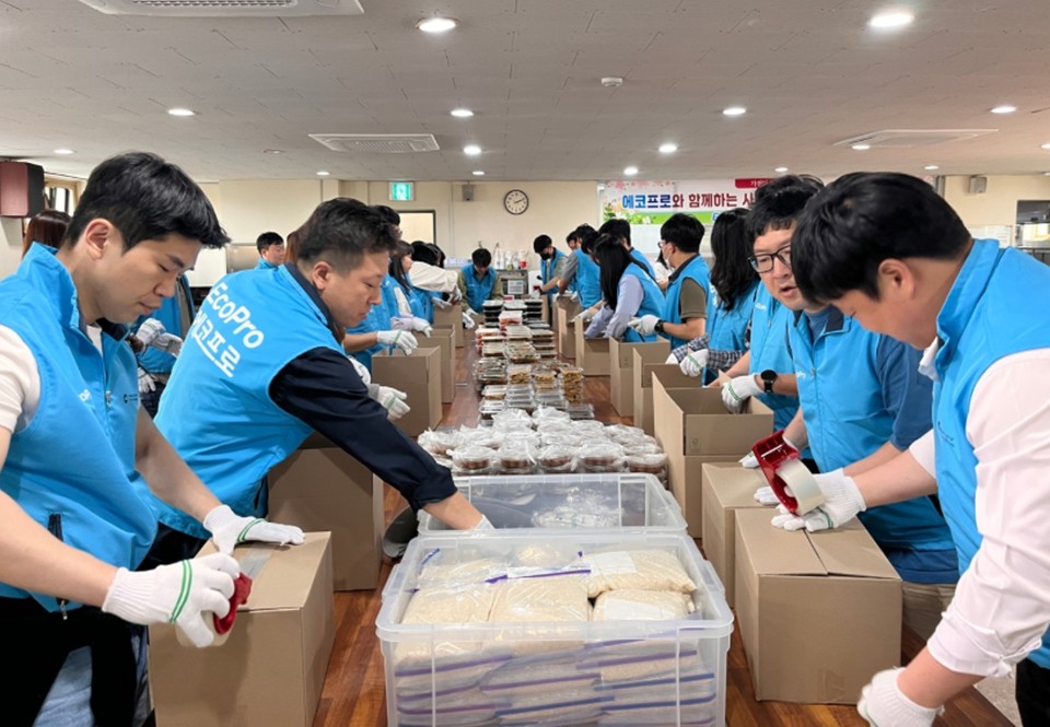 ▲ 에코프로 임직원들이 지역 주민들에게 전달할 행복도시락 나눔 행사를 위해 도시락을 포장하고 있다.