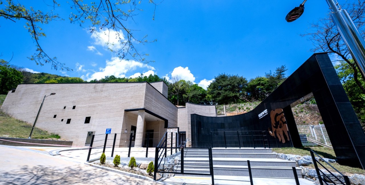 ▲ 14일 임시 개관되는 제천 송학 점말동굴유적체험관 전경. 사진=제천시제공