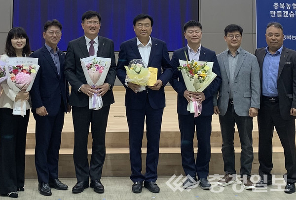 ▲ 충북 진천군 관혜원농협 박봉식 조합장(가운데)이 12일 농협충북본부 대회의실에서 ‘베스트 사무소’ 상을 받은 뒤 기념촬영하고 있다.