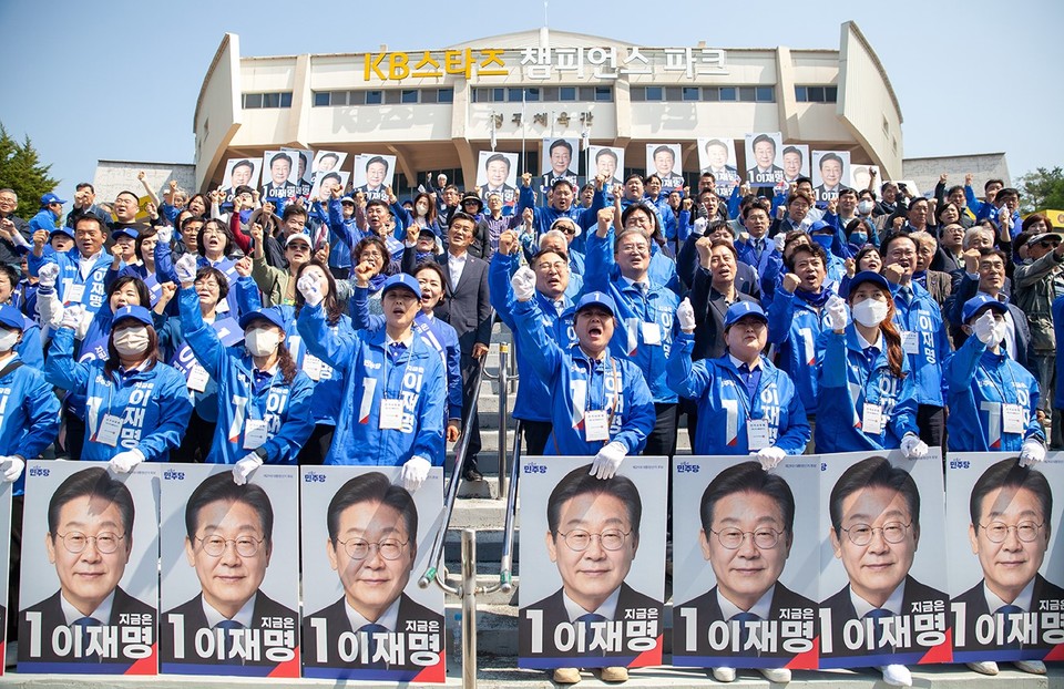 ▲ '21대 대통령선거 더불어민주당 진짜 대한민국 충북도당 선거대책위원회'가 12일 오전 청주체육관 앞에서 선거운동 출정식을 하고 있다.