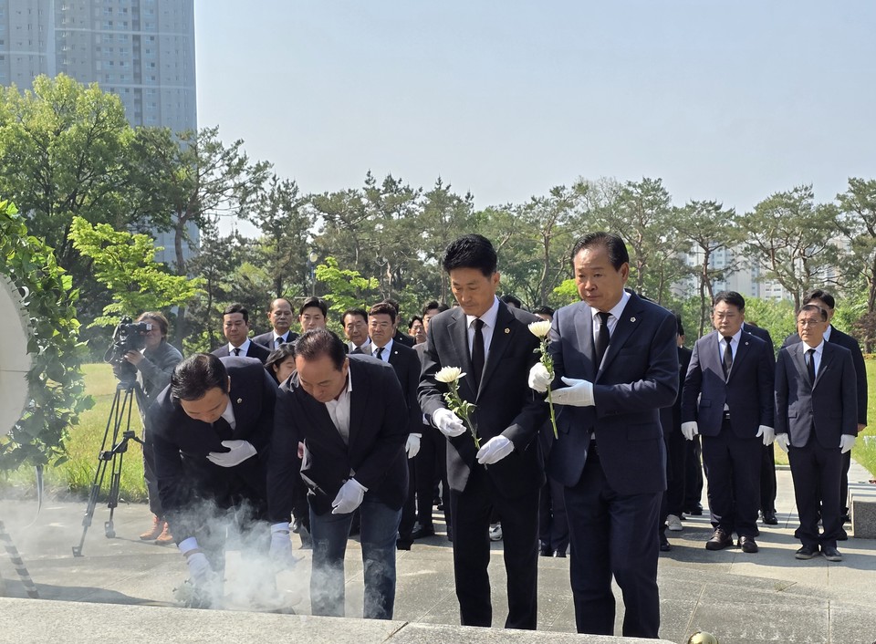 ▲ 국민의힘 충북도당 21대 대통령 선거대책위원회가 12일 청주 오창 중앙근린공원 충혼탑을 참배하고 있다.