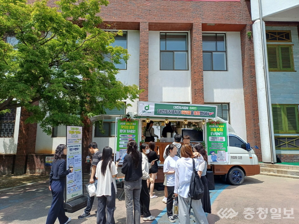 ▲ 설문조사 및 음료제공