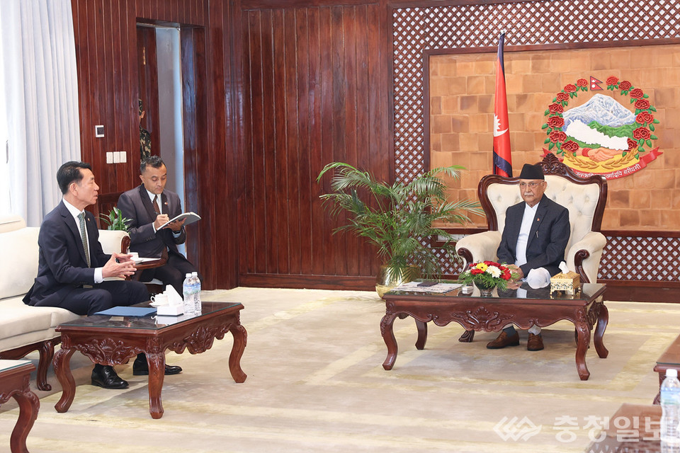 ▲ 한문희 코레일 사장(사진 맨 왼쪽)이 14일 네팔 카트만두에서 샤르마 올리 네팔 총리(사진 맨 오른쪽)와 만나 상호협력 방안을 논의하고 있다