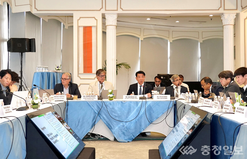 ▲ 한문희 코레일 사장이(사진 가운데)이 16일 오전 인도 뉴델리에서 UIC 아태지역 총회를 주재하고 있다