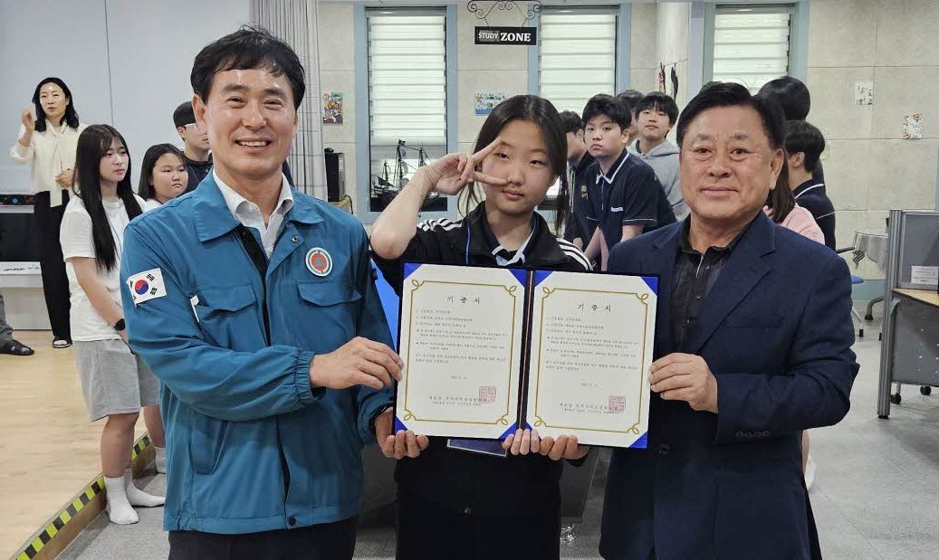 ▲ 박영렬 매포읍지역사보협 민간위원장(오른쪽)과 신상균 매포읍장(왼쪽)이 매포청소년문화의집에 당구대를 전달하고 있다. 사진=단양군제공
