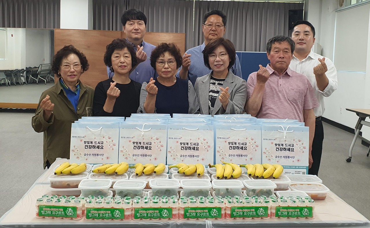 ▲ 단양군 적성면 금수산자원봉사단 회원들이 반찬 전달에 앞서 사진촬영을 하고 있다. 사진=단양군제공