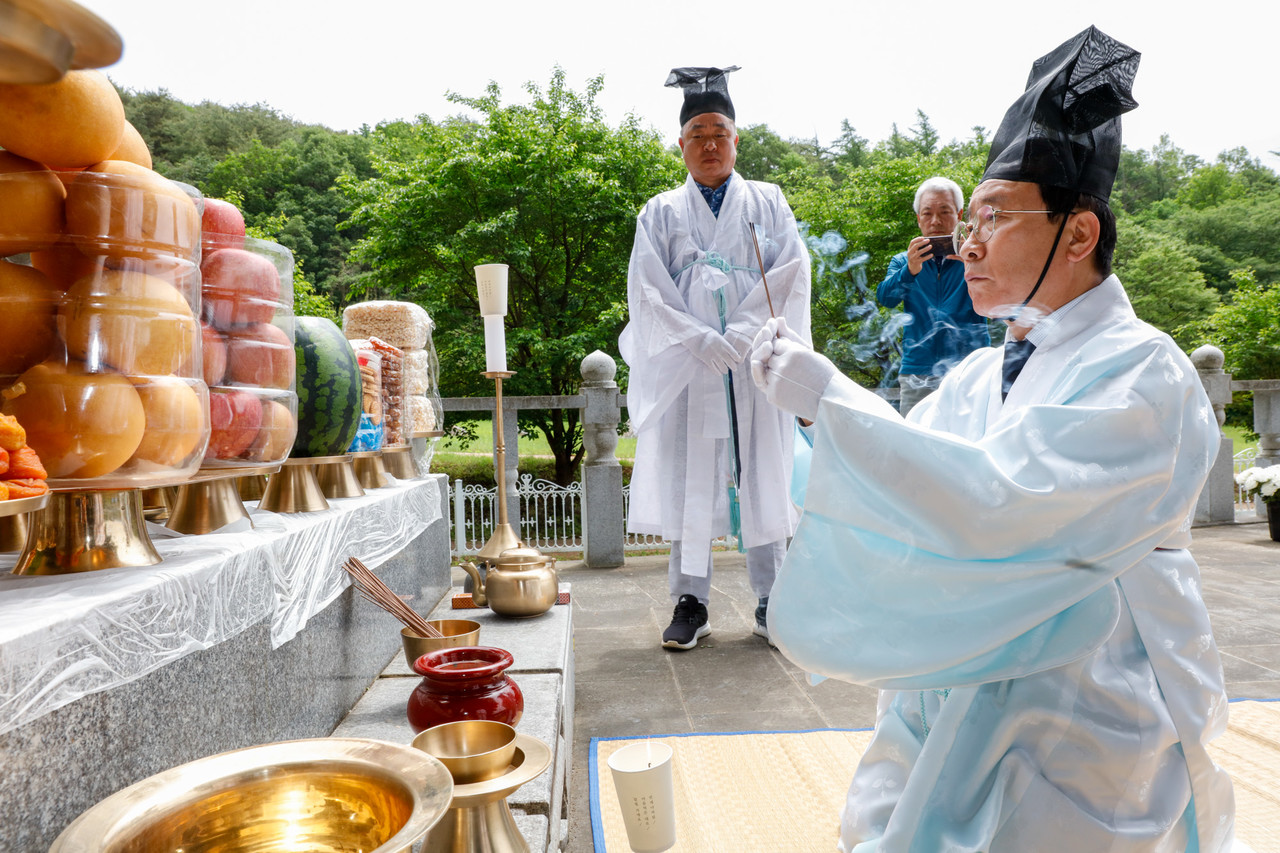 ▲ 김문근 군수(오른쪽)가 곡계굴 희생자 위령제에서 제를 올리고 있다. 사진=단양군제공