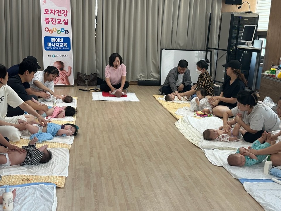 ▲ 충북 괴산군보건소는 지난 20일 임산부 및 출산부를 대상으로 '우리 아기 첫교감 베이비마사지' 교육을 성황리에 마쳤다.