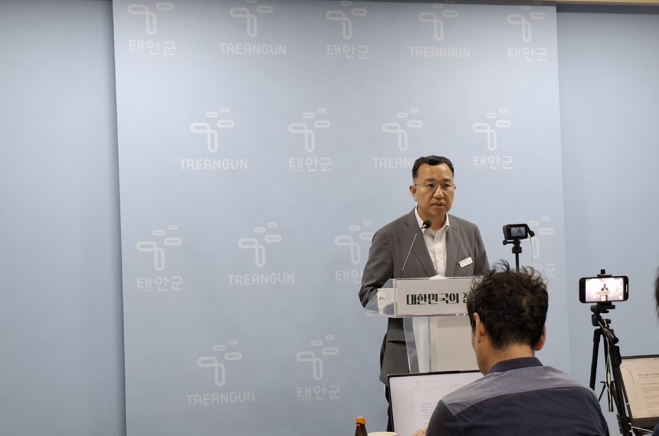 ▲ 김기만 관광진흥과장 21일 군청 브리핑실에서 정례브리핑하고 있다