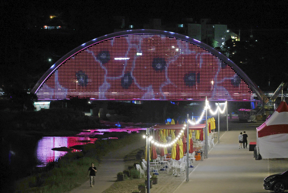 ▲ 충북 괴산군은 지역 야간경관 개선과 관광 활성화를 위한 새로운 시도로 동진천변에 미디어파사드를 설치했다.