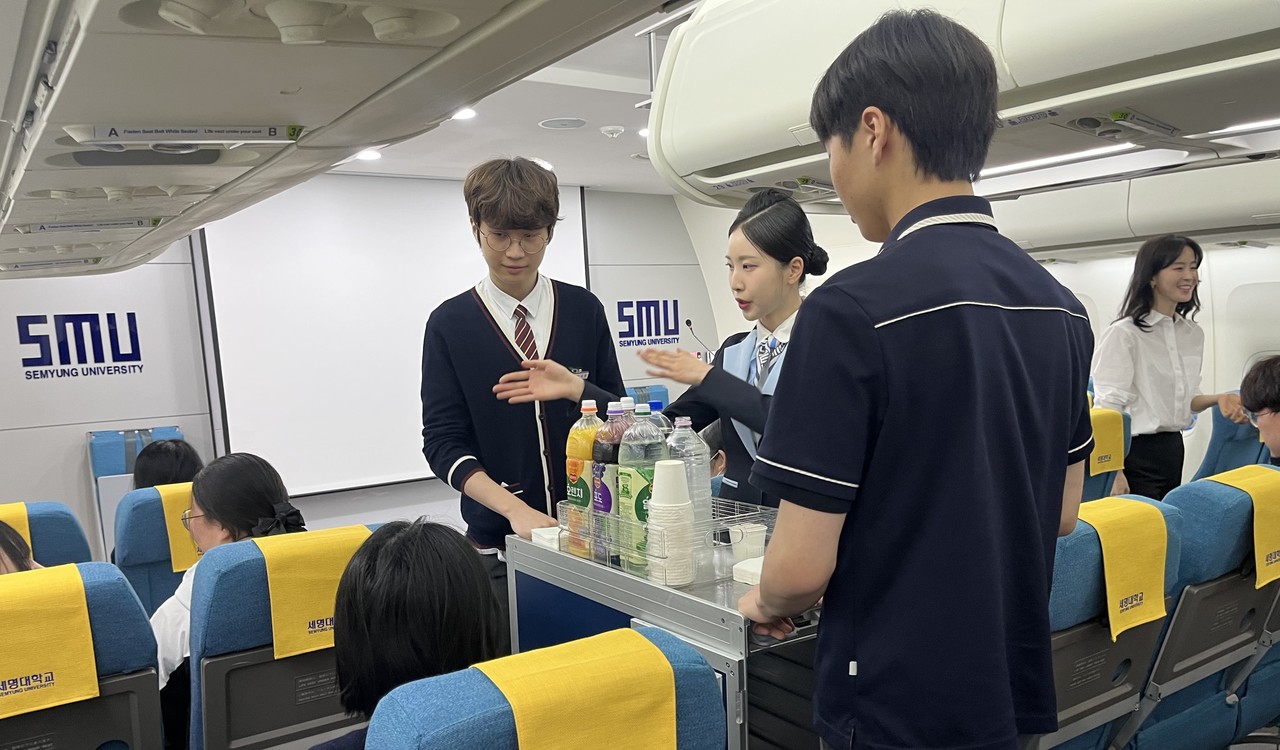 ▲ 한국호텔관광고 학생들이 세명대 모형 비행 실습실에서 항공서비스 직무체험을 하고 있다. 사진=세명대제공