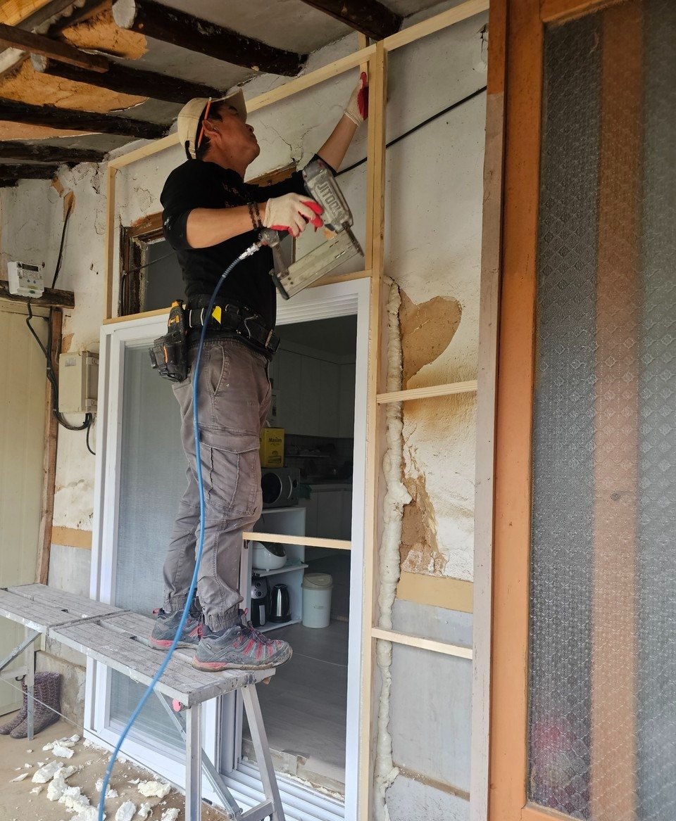 ▲ 충북 괴산군이 '수리수리 사업'을 통해 주거 치약계층을 대상으로 집수리를 하고 있다.