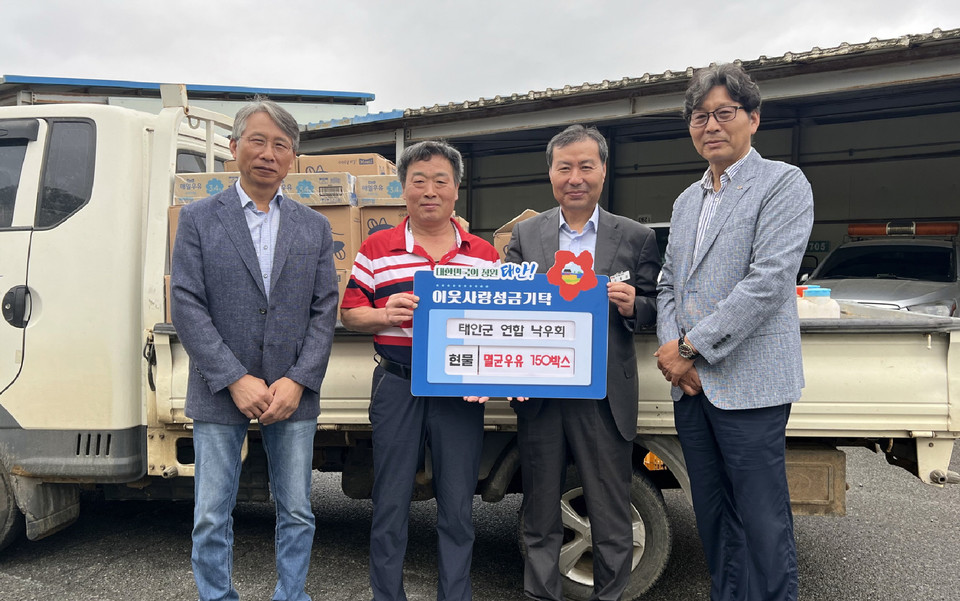 ▲ 사진 왼쪽부터 이찬우 낙농연구회장, 신승철 연합회장, 김동선 복지증진과장, 김영선 사무국장.