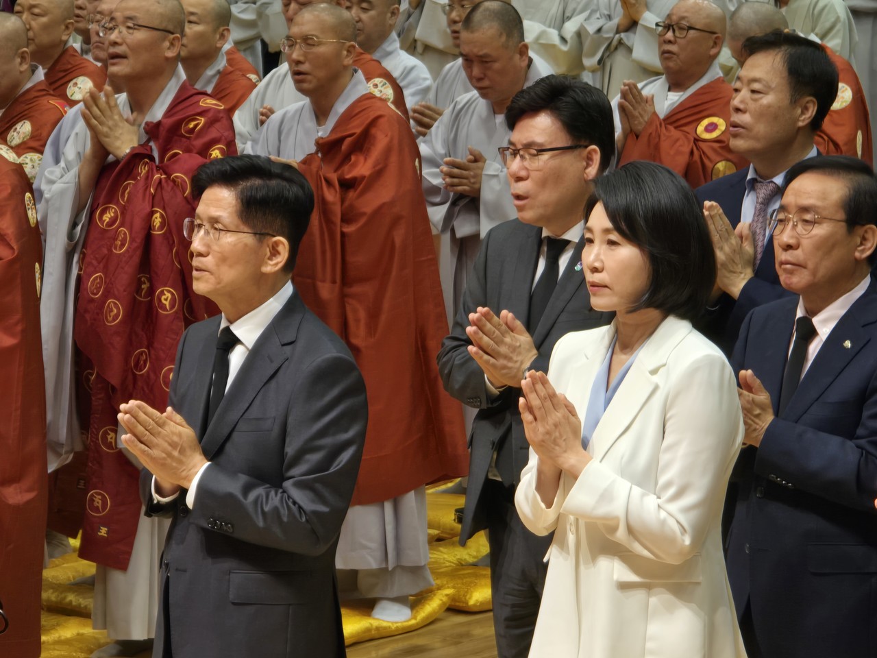▲ 24일 김문수 국민의힘 대통령 후보(왼쪽)와 이재명 더불어민주당 후보 부인 김혜경 여사(오른쪽)가 천태종을 중창한 상월원각대조사의 열반 51주기 열반대재에 참석해 합장하고 있는 모습. 사진=구인사제공