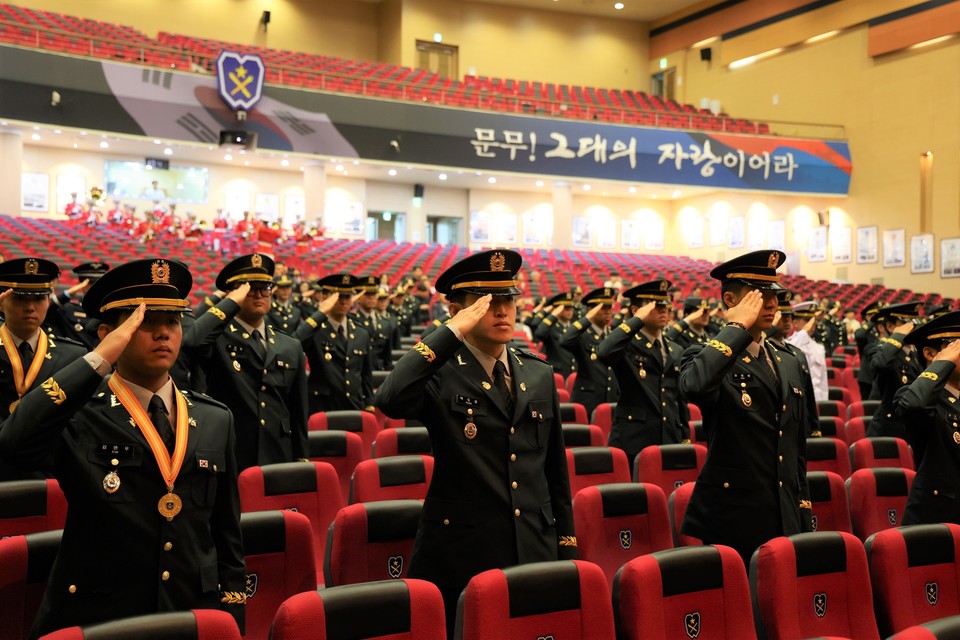 ▲ 육군학생군사학교는 지난 23일 대강당에서 전문사관 38기 임관식을 개최하고 전문성과 경쟁력을 갖춘 신임 장교 97명을 배출했다. 