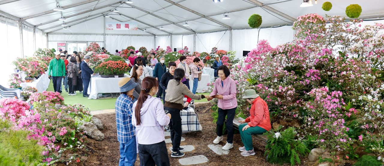▲ 철쭉과 야생화 전시관을 찾은 관광객 모습. 사진=단양군제공