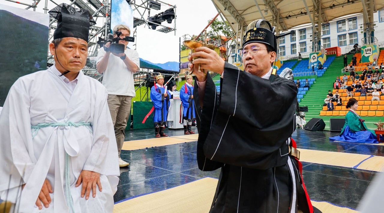 ▲ 김문근 단양군수(오른쪽)가 군민의 안녕과 발전, 소백산철쭉제 성공개최를 기원하는 산신제를 올리고 있다. 사진=단양군제공