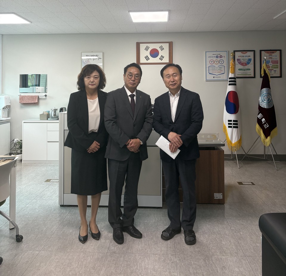 ▲ 고 김재현씨 어머니 윤병숙씨(왼쪽부터)와 아버지 김태기씨, 충북예고 하태복 교장.