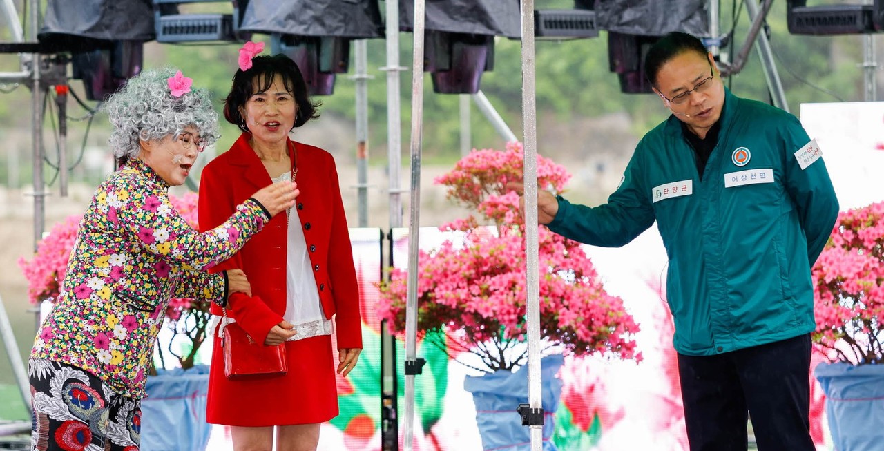 ▲ 제2회 단양사투리경연대회에서 대상을 차지한 어상천면 현인순팀의 열연 모습. 사진=단양군제공