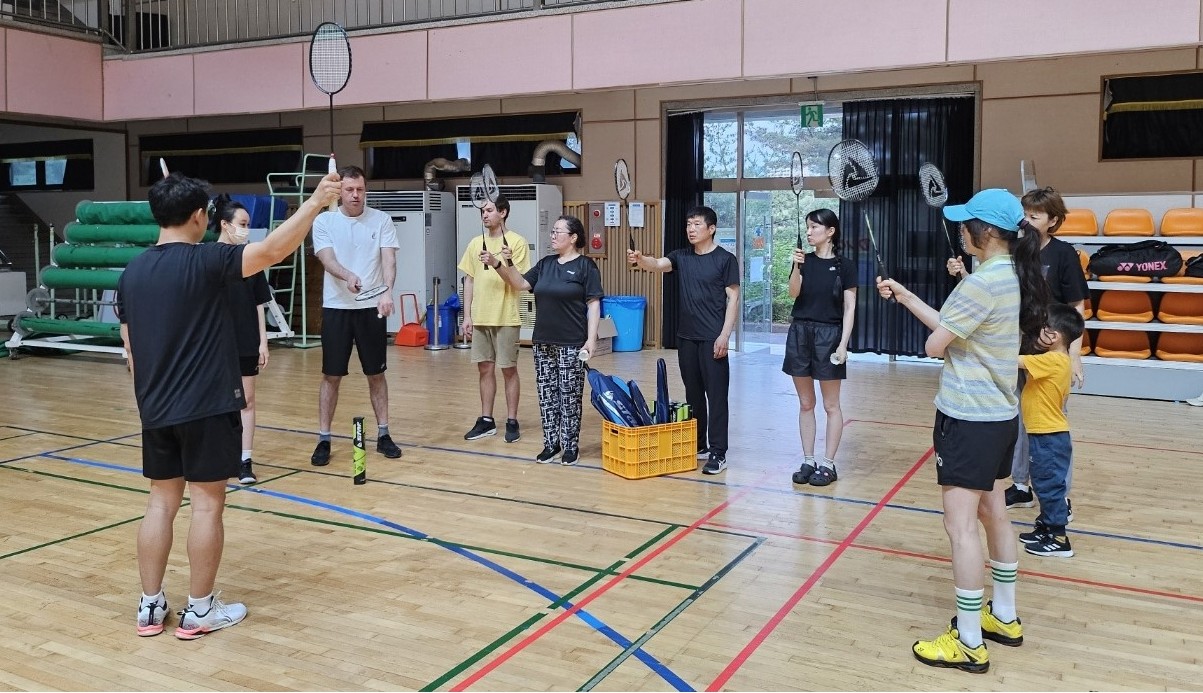 ▲ 제천에 정착한 고려인동포들이 제천시체육회 강사들로부터 배드민턴 기초를 배우고 있는 모습. 사진=제천시제공