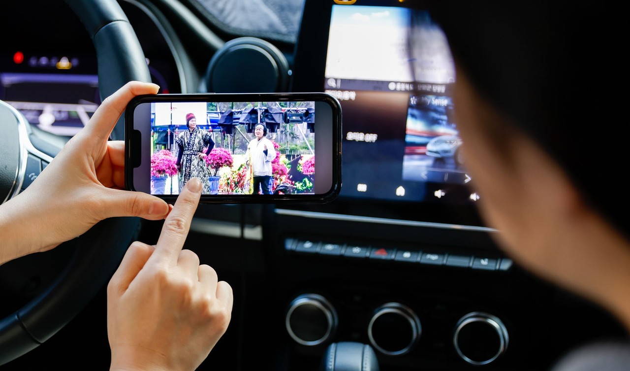 ▲ 차에서 유튜브로 단양소백산철쭉제 공연을 보고 있는 방문객. 사진=단양군제공