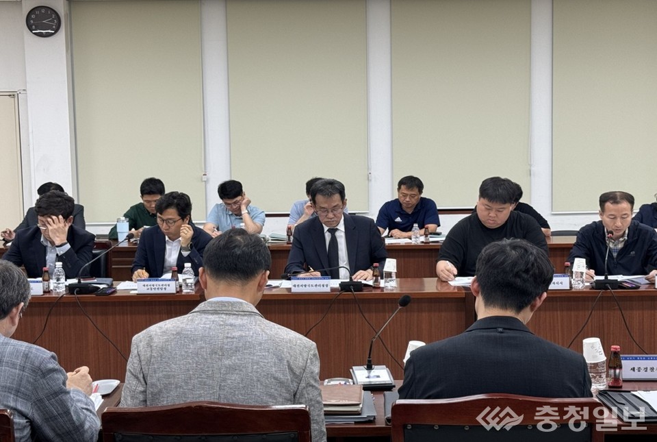 ▲ 사진 두 번째 줄 가운데 방윤석 청장이 '2025 상반기 충청권 교통안전협의체 회의''를 주재하고 있다