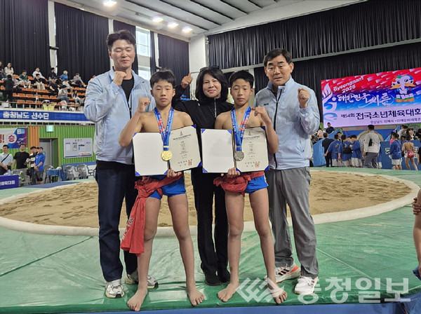 ▲ 경남 김해문화체육관에서 열린 54회 전국소년체육대회에서 금메달을 차지한 고상민군과 은메달을 획득한 고성민군이 기념촬영하고 있다.