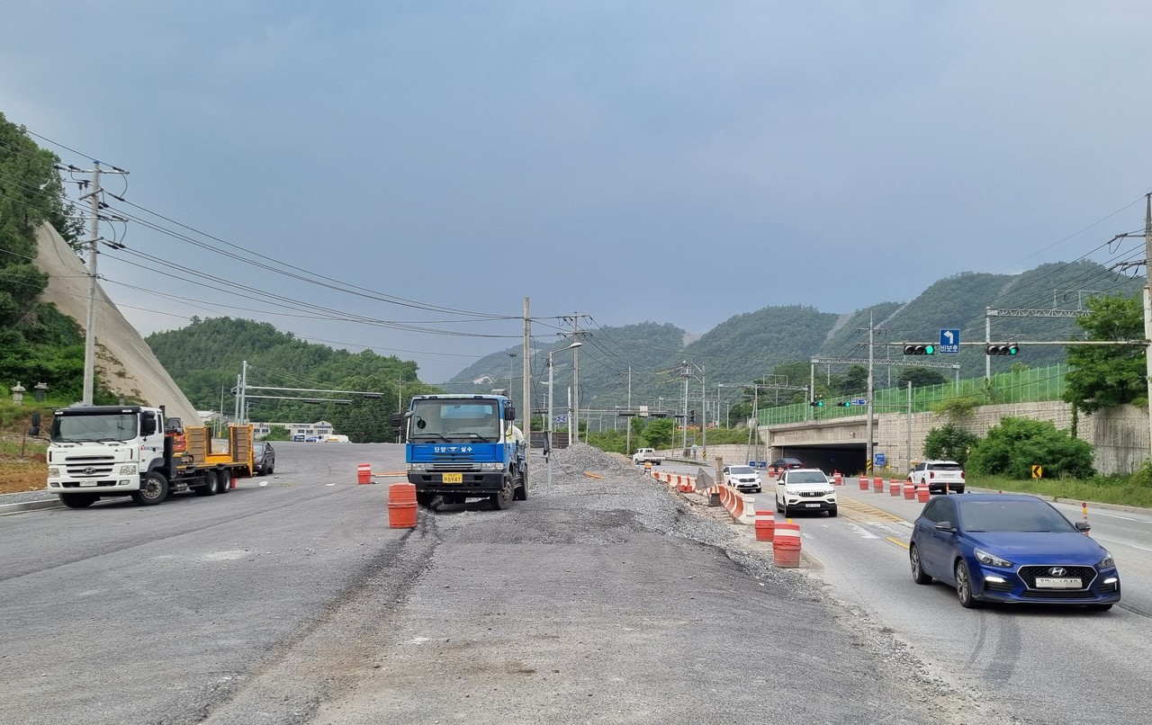 ▲ 시멘트를 수송하는 BCT운전자들의 반발로 5개월째 멈춰선 국도 5호선 단양 우덕지구(성신양회 맞은편) 위험도로 개선공사 현장 모습. 사진=목성균기자