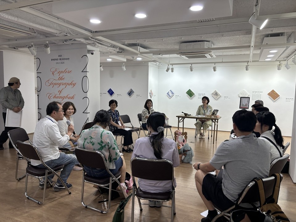 ▲ 지난 5월 열린 ‘저녁 일곱詩 문장 낭독회’에서 참가자들이 의견을 나누고 있다.