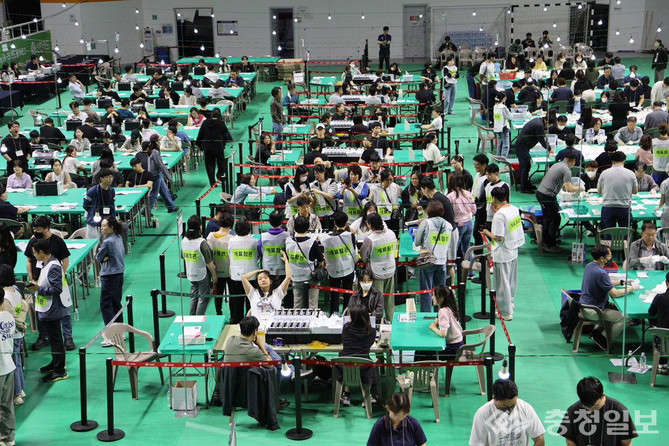  3일 충청북도 청주시 서원구 올림픽기념국민생활관에 마련된 개표소에서 개표사무원들이 제21대 대통령선거 개표작업을 하고 있다.