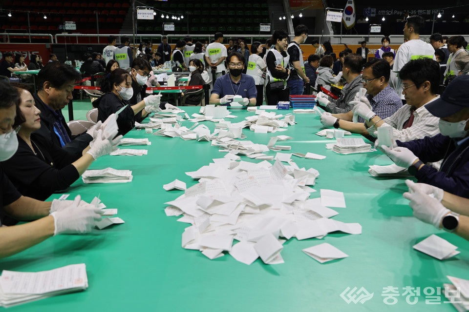  3일 충청북도 청주시 서원구 올림픽기념국민생활관에 마련된 개표소에서 개표사무원들이 제21대 대통령선거 개표작업을 하고 있다.