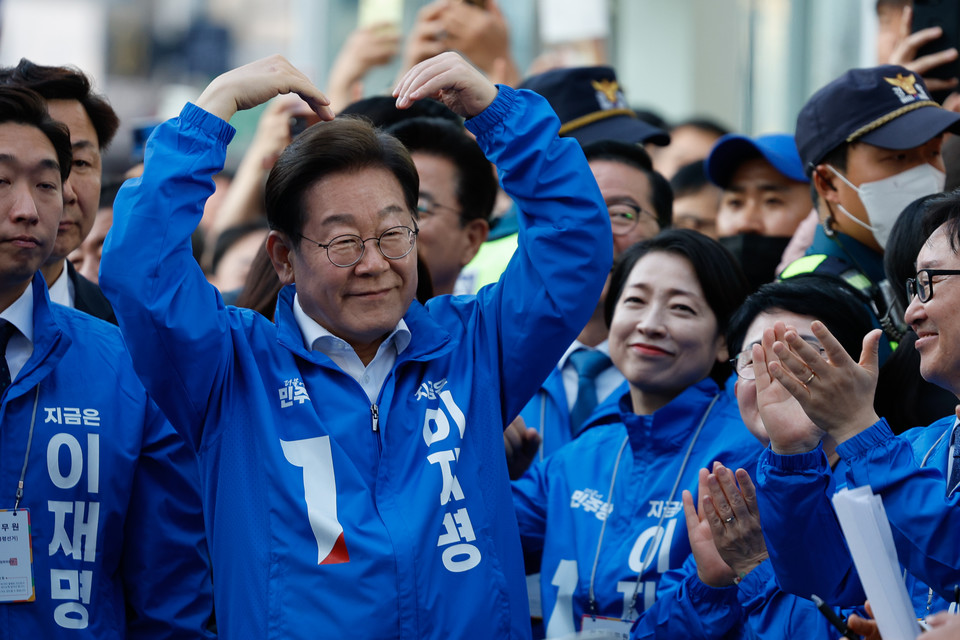 ▲ 더불어민주당 이재명 대선 후보가 12일 대전 중구 으능정이 거리에서 지지자들에게 인사를 하고있다. ​​​​​​​/연합뉴스
