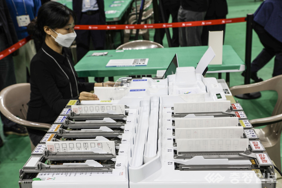 ▲ 제21대 대통령선거를 하루 앞둔 2일 충청북도 청주시 서원구 올림픽기념국민생활관에서 개표책임사무원이 투표지분류기 최종모의시험을 하고 있다.  /이나라기자