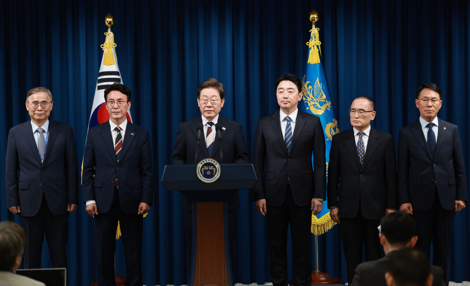 ▲ ​이재명 대통령이 4일 서울 용산 대통령실 청사에서 열린 인사브리핑에서 새 정부 첫 인사 발표를 하고 있다.왼쪽부터 이종석 국정원장 후보자, 김민석 국무총리 후보자, 이 대통령, 강훈식 비서실장, 위성락 안보실장, 황인권 경호처장. (사진:연합뉴스)​