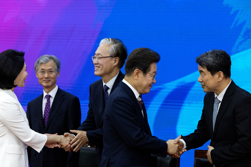 ▲ 이재명 대통령 내외가 4일 서울 여의도 국회에서 열린 제21대 대통령 취임선서식에서 조희대 대법원장, 김형두 헌법재판소장 권한대행, 이주호 대통령 권한대행 부총리 겸 교육부 장관 등과 인사하고 있다. /연합뉴스