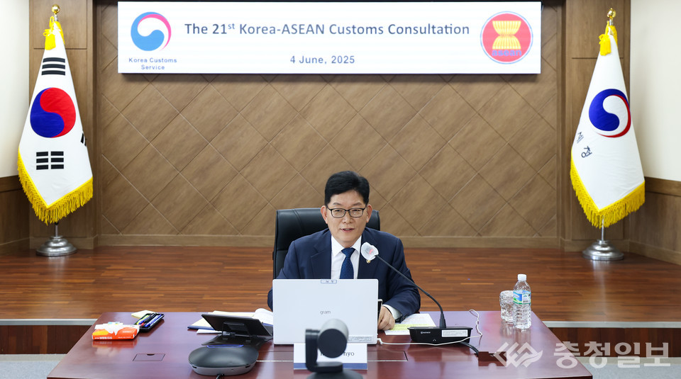 ▲ 고광효 관세청장이 아세안 10개국 관세당국 대표들과 인사하고 있다