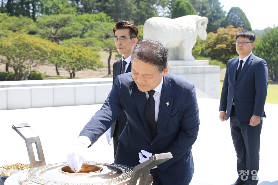 ▲ 양동훈 청장이 대전현충원에서 참배를 하고 있다