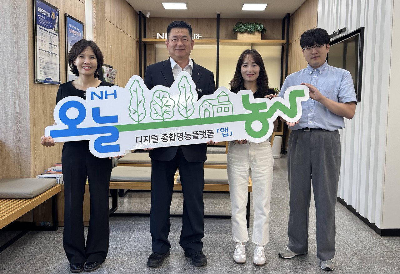 ▲ 송재철 농협 단양군지부장(왼쪽 두 번째)과 직원들이 ‘NH오늘농사’ 플랫폼 가입을 홍보하고 있다. 사진=농협단양군지부제공