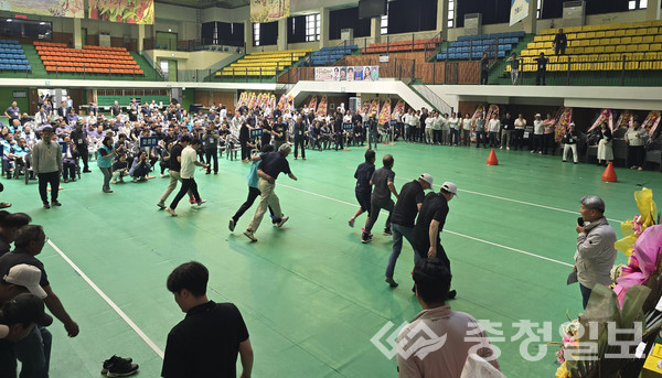 ▲ 음성군이장협의회는 음성군이장체육대회와 화합 한마당을 열고 이장들간 화합을 도모했다.