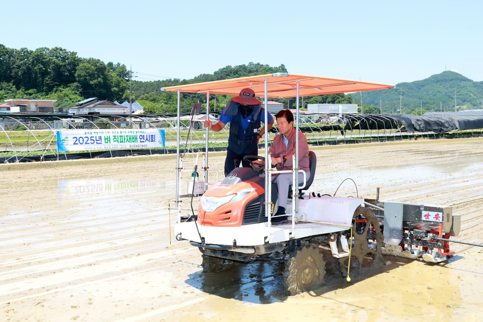 ▲ 박범인 군수가 벼 직파재배 기술 연시회에 참여하고 있다./금산군