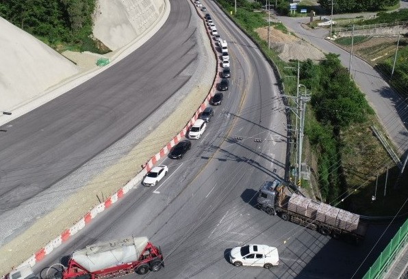 ▲ 성신양회 입구 신호등까지 밀린 단양 방향 출근 차량들 모습. 사진=독자제공