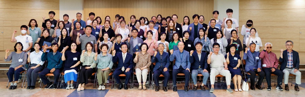 ▲ 단양장학회가 올 대학 입학생에게 입학축하금을 전달하고 단체사진을 촬영하고 있다. 사진=단양군제공