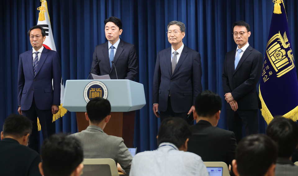 ▲ 강훈식 대통령 비서실장이 8일 용산 대통령실에서 정무,홍보,민정 수석 인선을 발표하고 있다.왼쪽부터 우상호 정무수석, 강 비서실장, 오광수 민정수석, 이규연 홍보소통수석. /연합뉴스