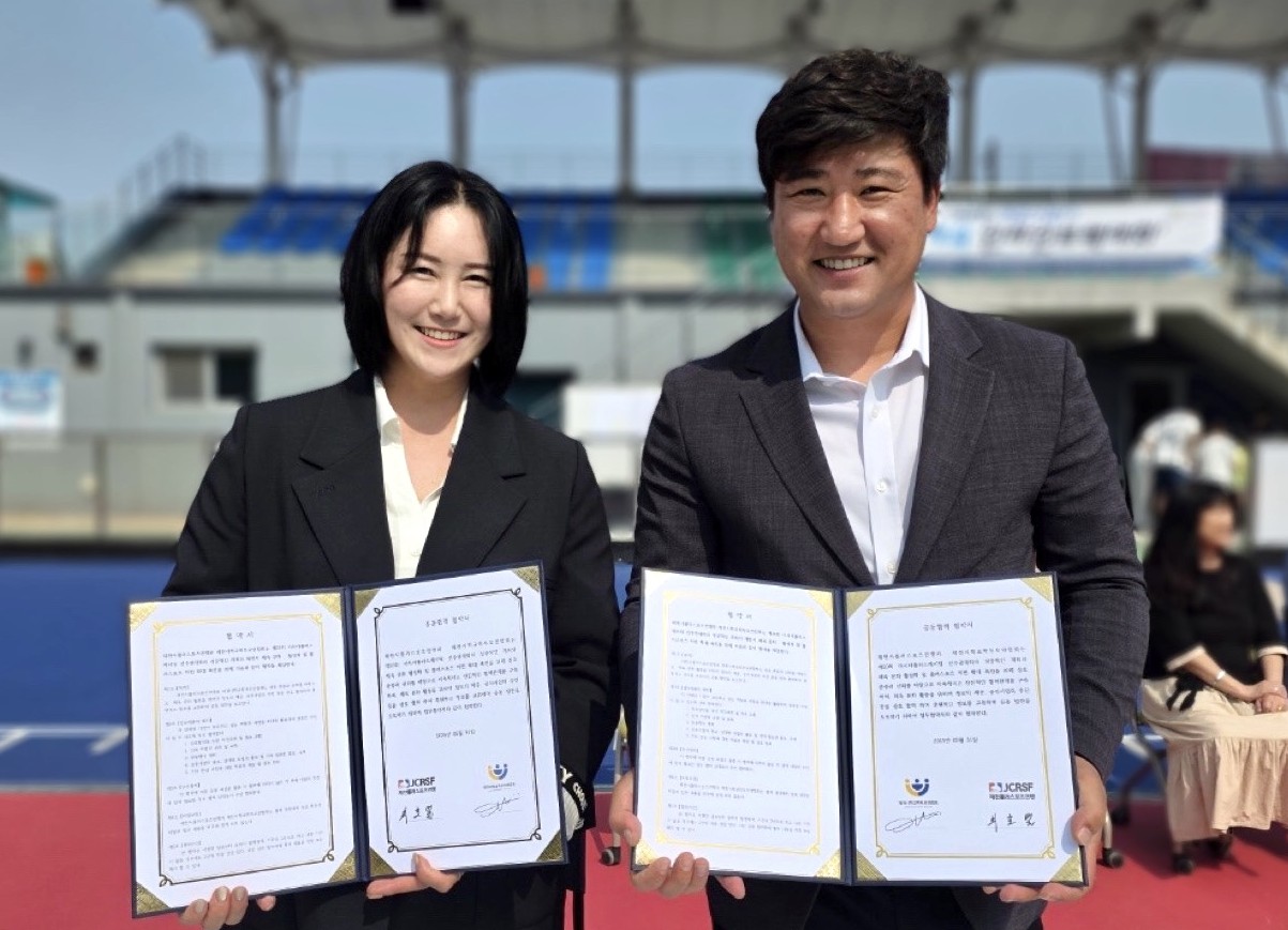 ▲ 제천시학교학부모연합회 윤아란 회장(왼쪽)과 최호열 제천시롤러스포츠연맹 회장이 제20회 아시아롤러스케이팅선수권대회 성공개최와 체육문화 활성화 등을 위한 업무협약을 갖고 있다. 사진=제천시제공