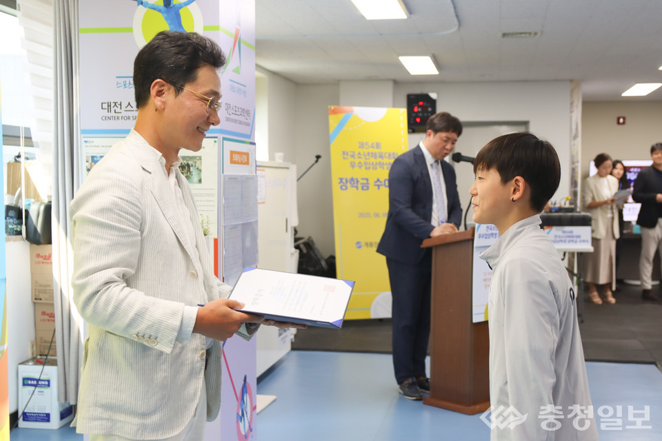 ▲ 좌측 이승찬 이사장이 장학금을 수여하고 있다