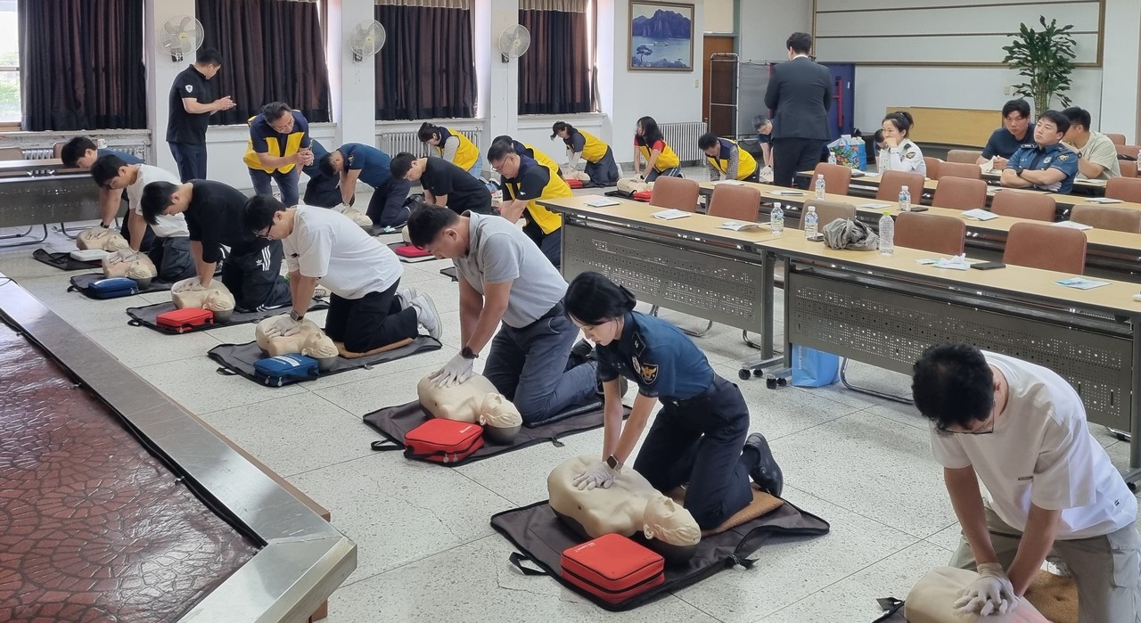 ▲ 10일 단양경찰서 직원들과 시민경찰들이 응급처치 교육을 받고 있다. 사진=단양경찰서제공
