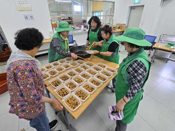 ▲ 신양면 새마을협의회 반찬 나눔 및 도로변 제초작업 활동 모습